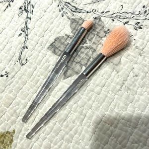 Free with purchase Quo beauty fluffy highlighter brush and concealer brush